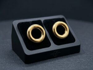 Brinco Circulo Vazado Liso Dourado - (Código do produto L29Ex)