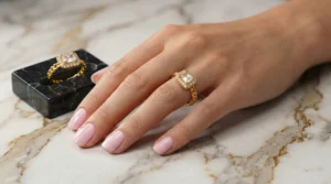 Anel Cravejado Cristal Dourado Regulável - (RR09) Fino Toque